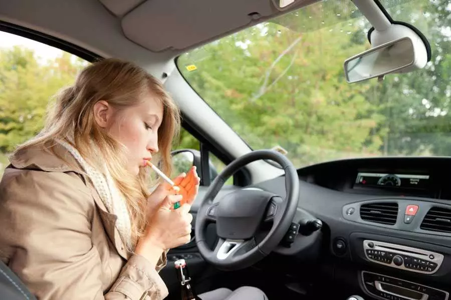 Избавиться от запаха сигарет в машине
